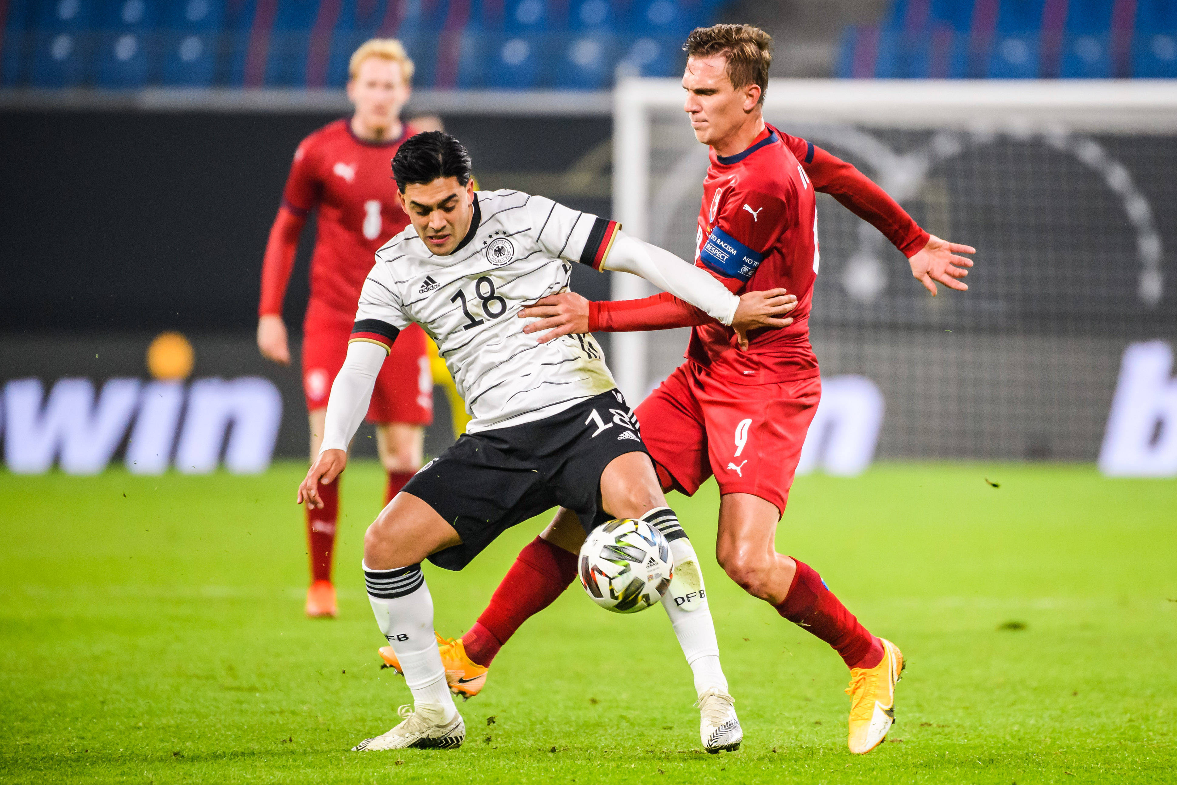 丹麦队在比赛中展现实力，成功突围淘汰赛