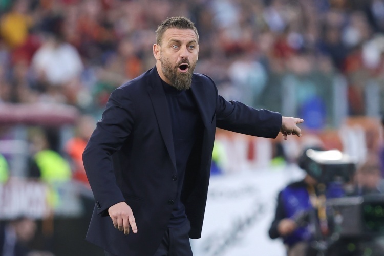 关于罗马老将德罗西考虑退役：球迷为其送别的信息