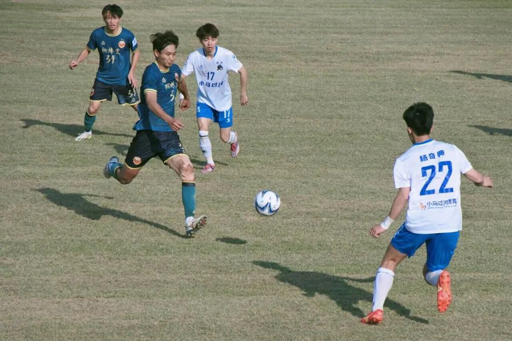 足球比赛激情四射,观众热情高涨欢呼不断的简单介绍 足球比赛激情四射,观众热情高涨欢呼不断的简单介绍