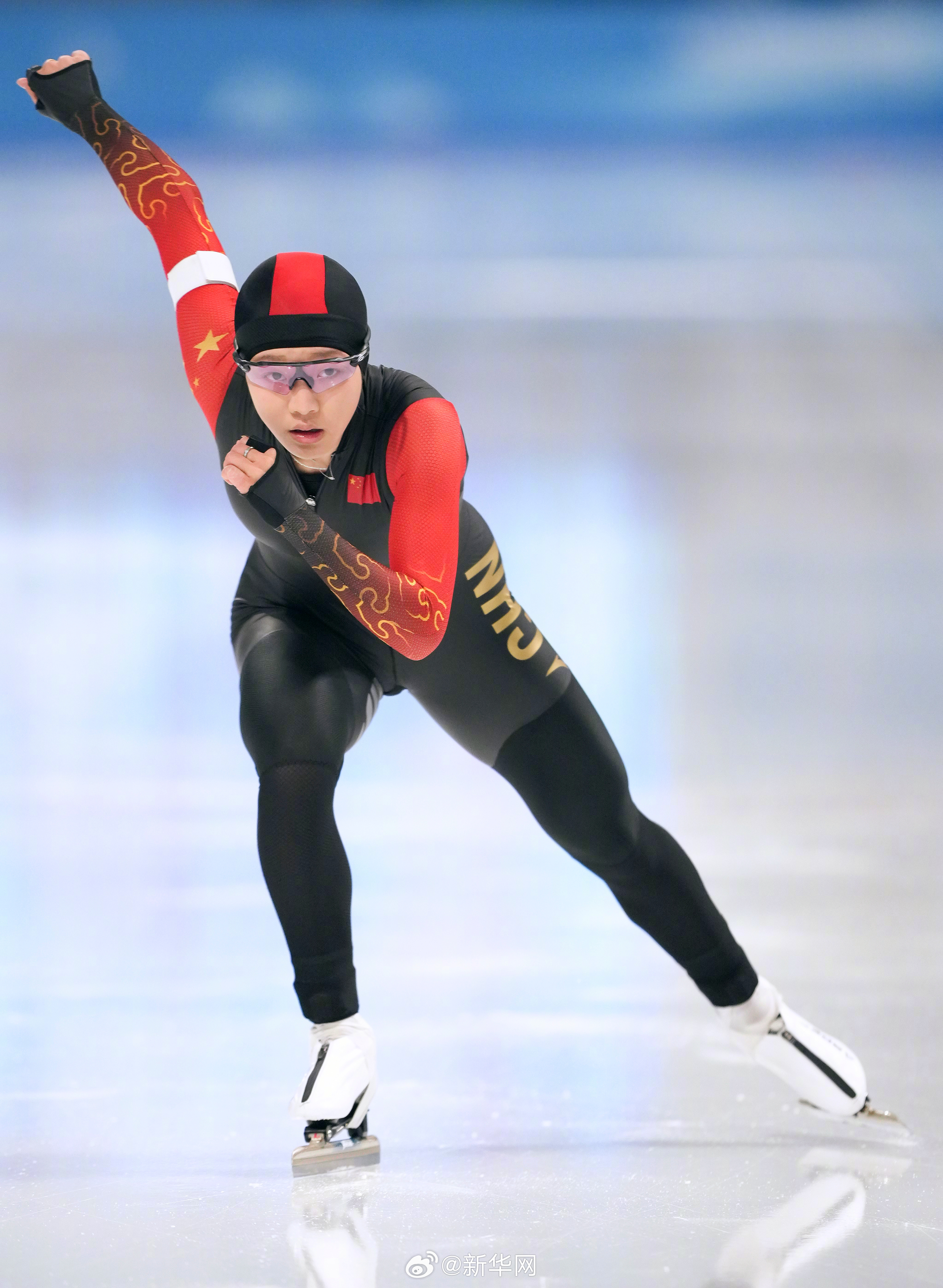 运动员以高水平表现夺得冠军 运动员以高水平表现夺得冠军