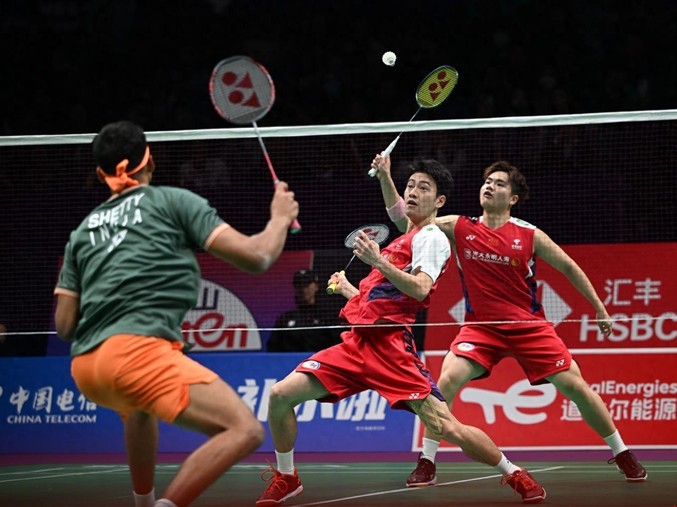 人逆转战胜对手，展现出色团队战术