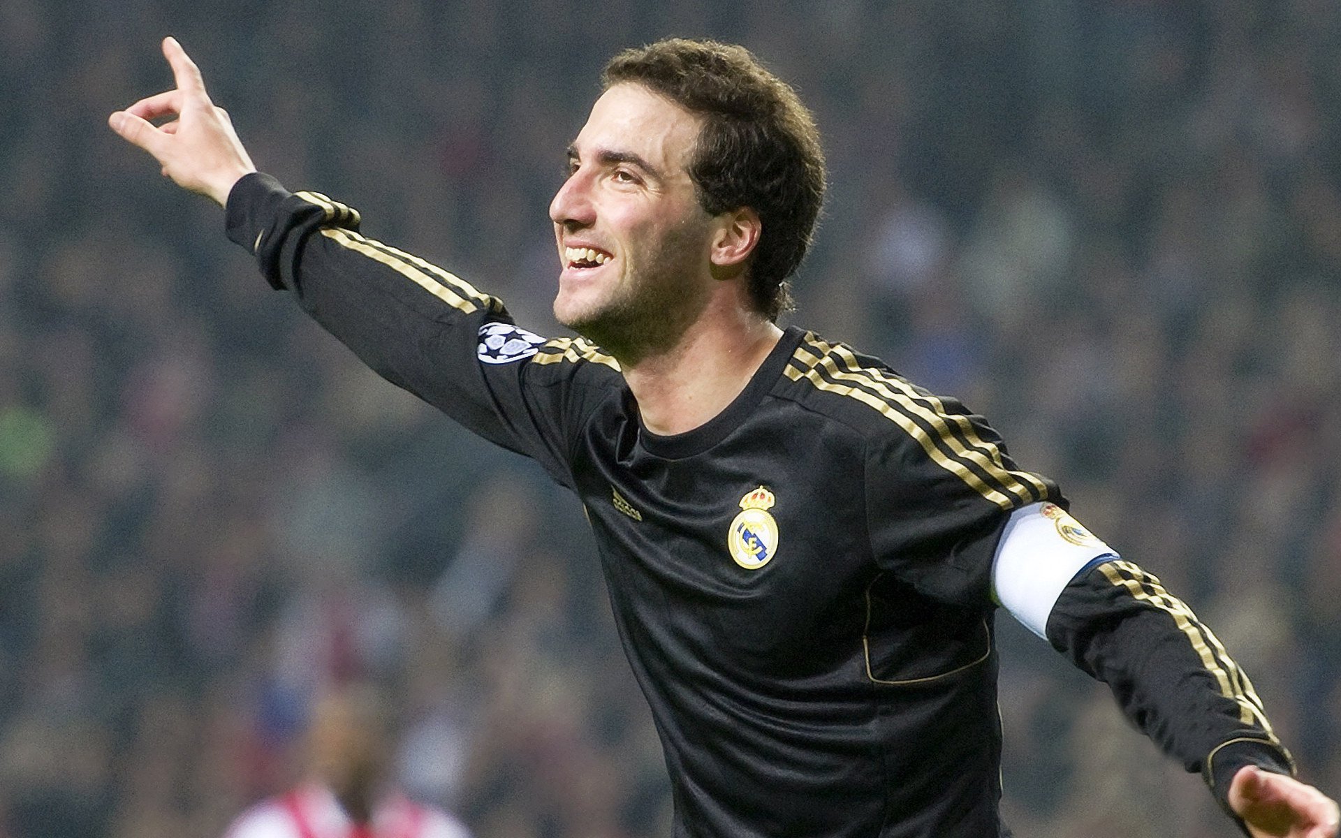 布雷默状态火热引领战术革命，AC米兰红色风暴冲垮突尼斯防线