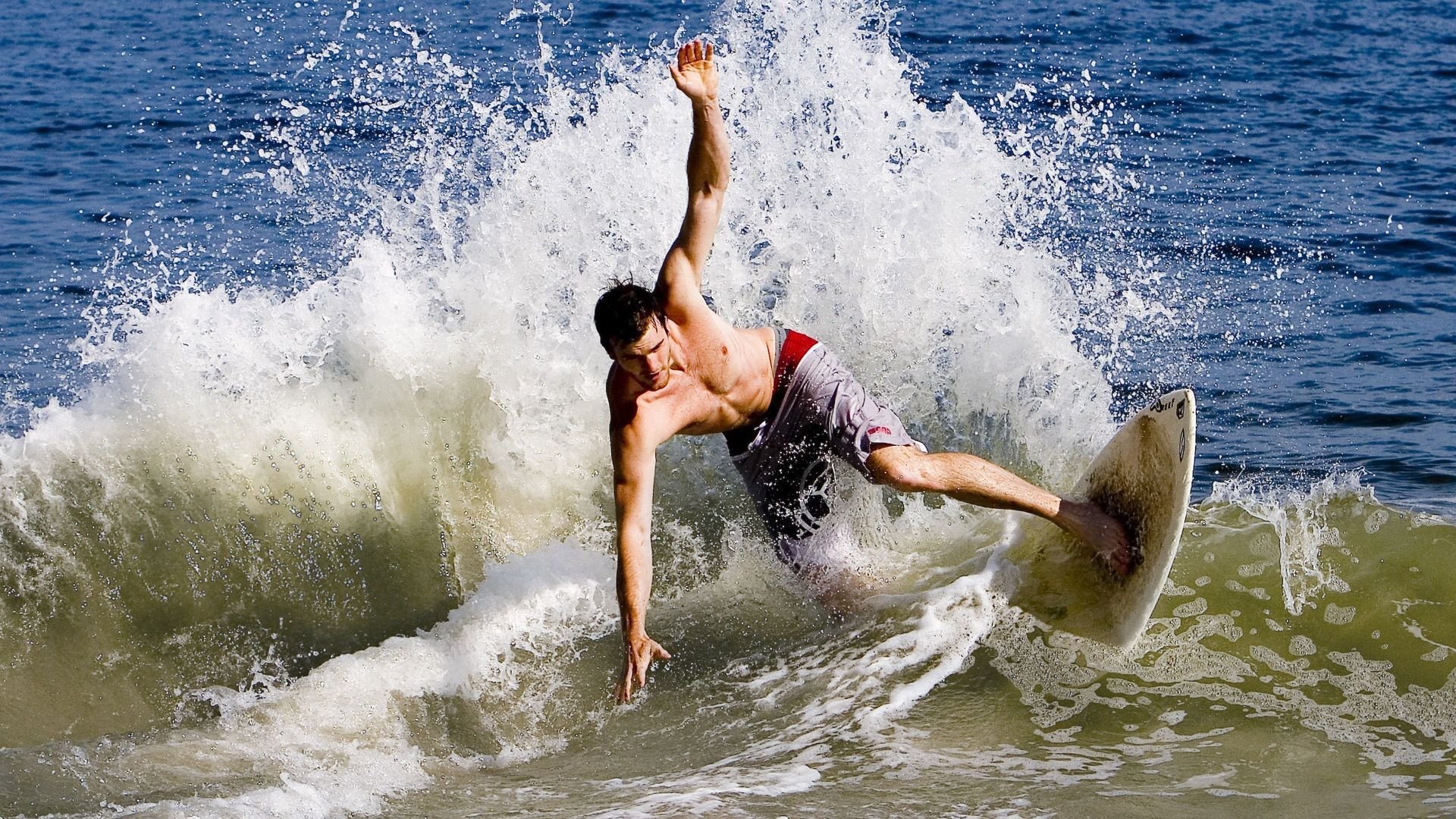 布雷默状态火热引领战术革命，AC米兰红色风暴冲垮突尼斯防线