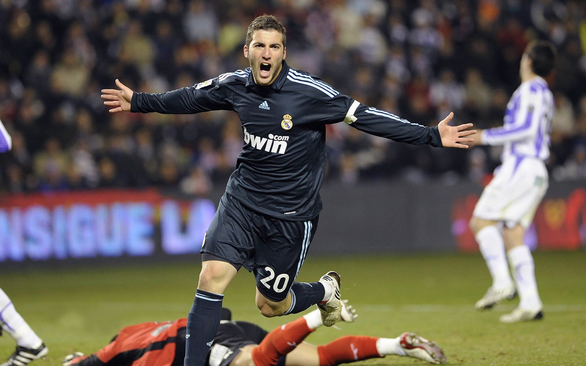 绿茵场上的双面叙事，西班牙轻取葡萄牙，C罗点燃赛场